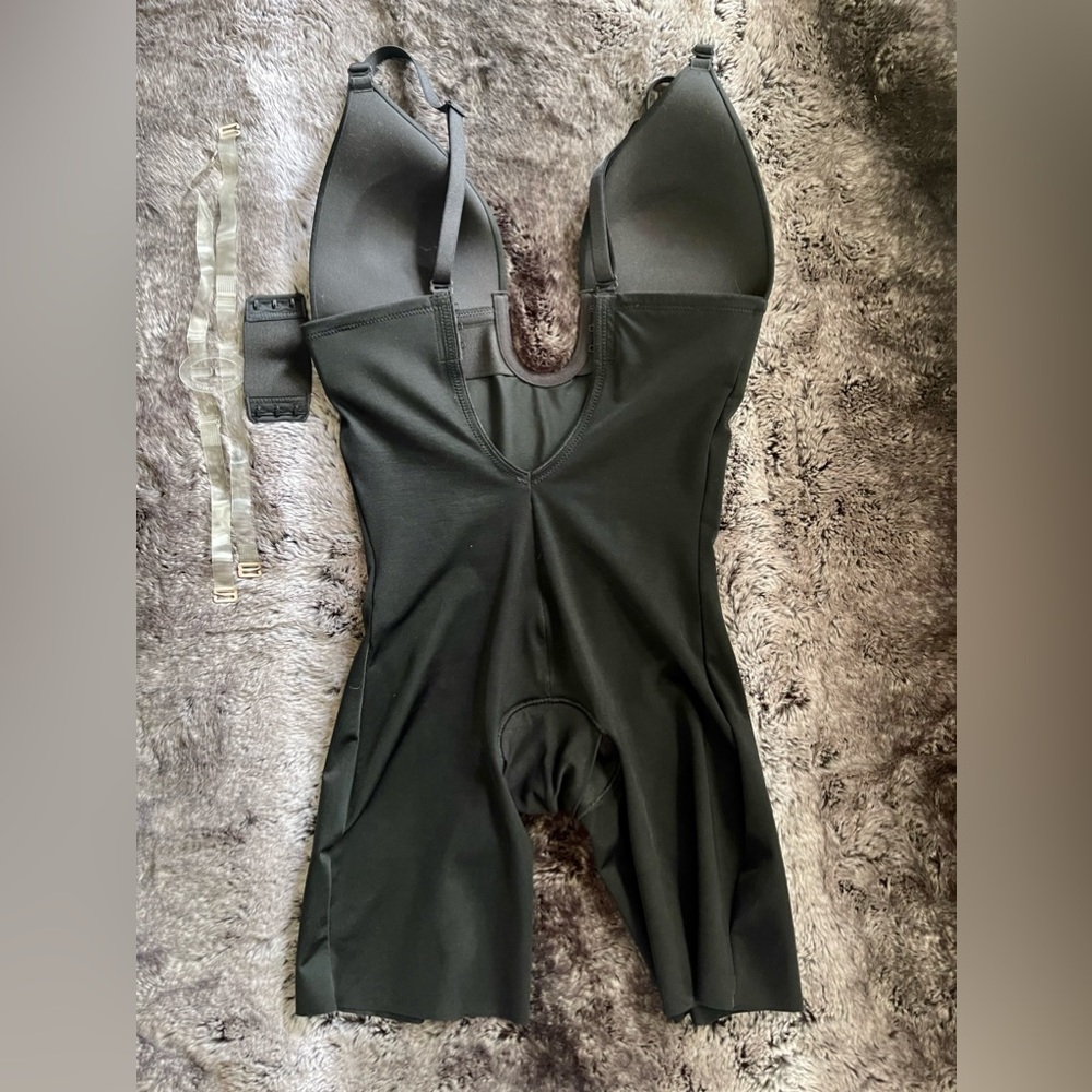 NWOT SPANX Suit Your Fancy Plunge Low-Back Mid-Thigh Bodysuit in Black, Small - Picture 3 of 8